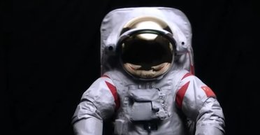 Китай представив новий скафандр для астронавтів і всюдихід для дослідження Місяця (відео)