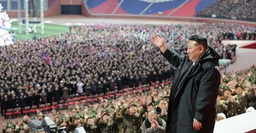 Вероятный наследник: Ким Чен Ын неожиданно показал еще двух членов своей семьи (видео)