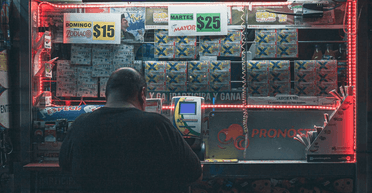 Не было билетов, но повезло: мужчина выиграл миллионы благодаря невероятному стечению обстоятельств