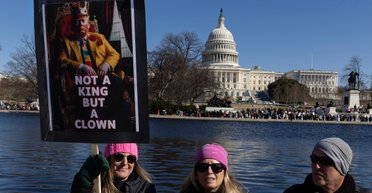 Протесты против "тирана" Трампа: тысячи людей вышли на митинги в США (видео)