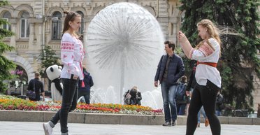 День вышиванки. Как сочетать расшитую блузу с актуальными образами