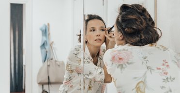 Крадуть молодість: 5 помилок у макіяжі очей жінок після 40