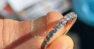 Працівники знайшли загублену каблучку з діамантом серед гори сміття (фото)