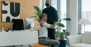 "Павич": рецензія на пронизливу австрійську сатиру про чоловіка напрокат