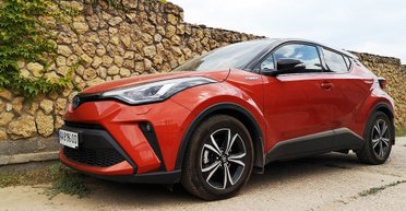 Изящная экономия. Что показал тест-драйв Toyota C-HR 2.0 Hybrid (видео)