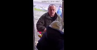 В Житомире подполковник военного института избил букетом роз продавщицу (видео)