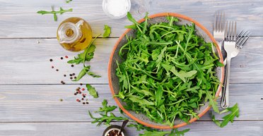 Снизит давление и улучшит зрение: 6 полезных свойств рукколы для здоровья