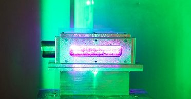 Великий адронний колайдер "наздогнав" прискорювач розміром із запальничку: що сталося