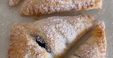 Слойки з вишнею: простий рецепт десерту до чаю (відео)