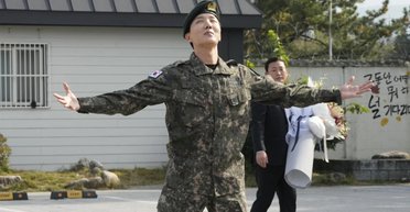 Осталось еще пятеро: участник культовой K-Pop группы BTS Джей-Хоуп вернулся из армии (видео)