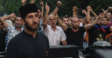 Армяне очень боятся революции, — медиаэксперт Карен Мадоян