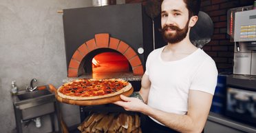 Спас десятки жизней: мужчина бесплатно начал кормить бездомных пиццей (фото)