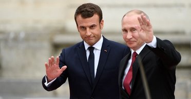 "Не планирует приехать": Макрон уклонился от вопроса о возможном аресте Путина во Франции (видео)