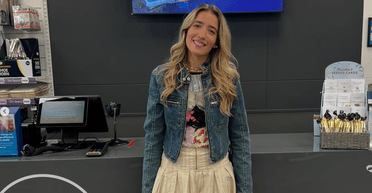 Жінка купила загублений багаж, залишений в аеропорту: що вона знайшла всередині (відео)