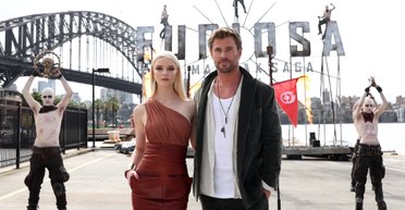 Крис Хемсворт завел в лужу Аню Тейлор-Джой в вечернем платье (видео)