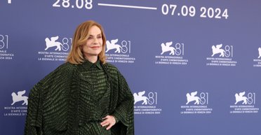 Голова журі Венеційського кінофестивалю Ізабель Юппер вийшла на публіку (фото)