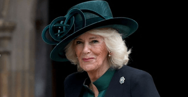 Королева Камілла обрала особливу брошку під час великодньої служби (фото)