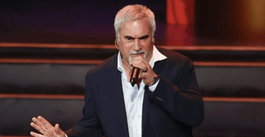 Деньги на войну: Валерия Меладзе, который захотел вернуться в РФ, призвали продать виллу в Испании