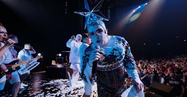 "Бенкет під час чуми": українців розгнівала ванна з шампанським на концерті Сердючки