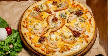 Самое изысканное блюдо, как в ресторане: рецепт пиццы с голубым сыром и грушей