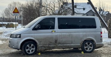 Стрілянина по авто ТЦК на Львівщині: поліція оголосила підозрюваного в розшук (фото)