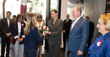 Княгиня Шарлен продемонстрировала стильный брючный костюм на осень