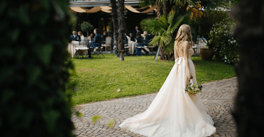 Девушке приказали покинуть свадьбу подруги из-за "неуместного" наряда: что не так с платьем