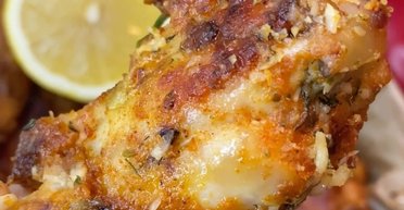 Курячі крильця в духовці: рецепт смачної страви для всієї родини (відео)