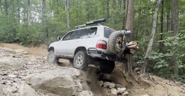 Старий позашляховик Lexus LX ефектно випробували на бездоріжжі (відео)