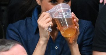 Меган Маркл з пивом відсвяткувала день народження принца Гаррі (фото)