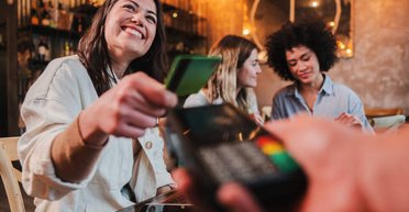 Жінка отримала чек у ресторані: вона не могла повірити в те, що там написано (фото)