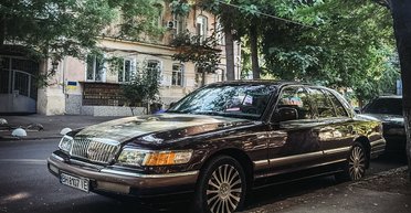 Гигант из 90-х: в Украине заметили знаменитое американское авто несуществующей марки (фото)