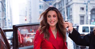 Королева Йорданії Ранія демонструє яскравий діловий ансамбль на осінь 2023 (фото)