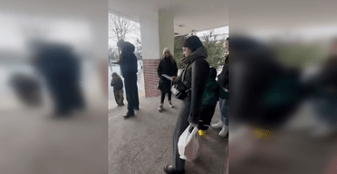 Только для учеников: школа не пустила людей в укрытие во Львове во время тревоги, — соцсети (видео)