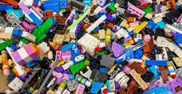 Головоломка для людей с "глазами снайпера": найдите деталь Lego на ярком ковре (фото)