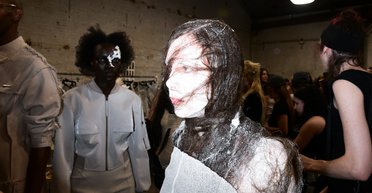 Під час показу колекції Elena Velez у Нью-Йорку моделі влаштували бійку в багнюці (відео)