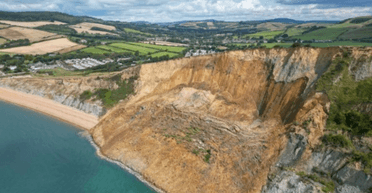 Посыпались тысячи тонн камня: огромный кусок скалы упал в нескольких метрах от жилых домов