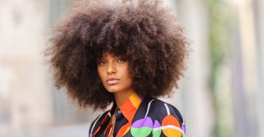 Модні тренди осені 2021. Африканські кучері — найпопулярніша зачіска сезону