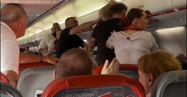 Кусались за шею и плевались зубами: нетрезвые пассажиры устроили драку в самолете