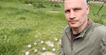 Кулі з кулак: Кличко показав "цікаву знахідку" після удару по будинку у Києві (відео)