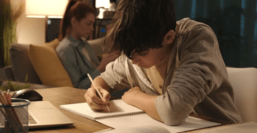 Батьки спостерігали: дитина потрапила до лікарні після 14 годин виконання уроків (фото)