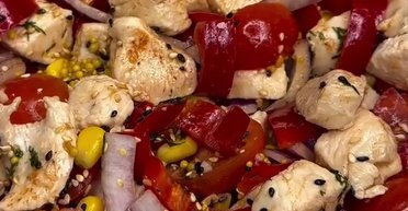 Салат із куркою без майонезу: рецепт корисної та ситної страви