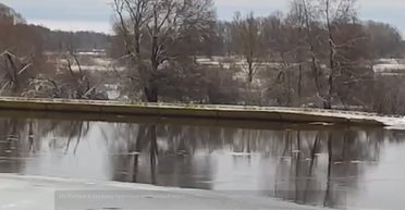 На Чернігівщину приплив понтонний міст ЗС РФ: чи несе він загрозу (відео)