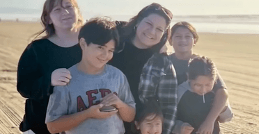 Схожі на мушлі: жінка отримала штраф за те, що діти збирали молюсків без дозволу