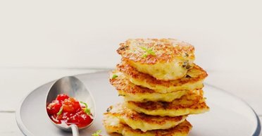 Корисно, але ситно: як приготувати томатні оладки