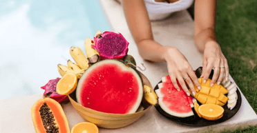 Фатальна помилка: жінка спробувала новий фрукт, а потім побачила, що всередині (фото)