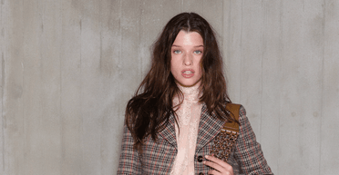 Донька Мілли Йовович у діловому образі відвідала Паризький тиждень моди (фото)