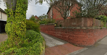 Будинки мають вигляд декорацій: на продаж виставили одразу цілу вулицю (фото)