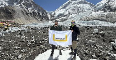 Вперше в історії: українські ветерани на протезах дісталися підніжжя Евересту (фото)