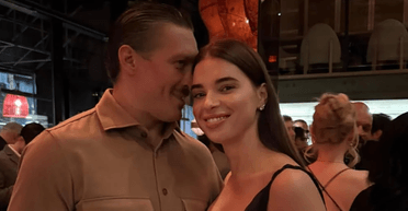 Александр Усик покрасовался с женой Екатериной на красной дорожке в Торонто (фото)